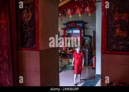 Bogor, Indonésie. 28th janvier 2023. Une femme chinoise marche après avoir prié avant le festival Cap Go meh, marquant la fin des célébrations du nouvel an lunaire chinois au temple de Dhanagun. Alors que les célébrations se terminent, les Indonésiens chinois enseignent aux enfants de laver les pieds de leur mère pour exprimer leur gratitude. ''les pieds des parents de lavage'' est une tradition chinoise depuis des milliers d'années. C'est pour respecter la diversité dans la façon dont les autres célèbrent (fête des mères). (Photo de Garry Lotulung/SOPA Images/Sipa USA) crédit: SIPA USA/Alay Live News Banque D'Images