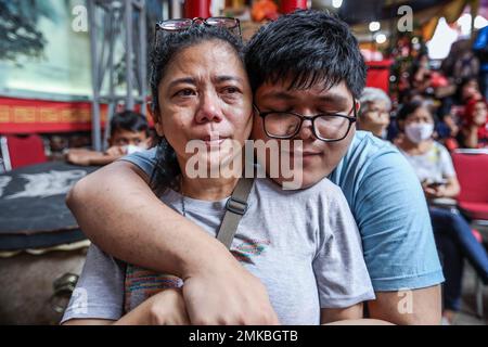 Bogor, Indonésie. 28th janvier 2023. Un enfant hante sa mère avant le festival Cap Go meh, marquant la fin des célébrations du nouvel an lunaire chinois au temple de Dhanagun. Alors que les célébrations se terminent, les Indonésiens chinois enseignent aux enfants de laver les pieds de leur mère pour exprimer leur gratitude. ''les pieds des parents de lavage'' est une tradition chinoise depuis des milliers d'années. C'est pour respecter la diversité dans la façon dont les autres célèbrent (fête des mères). (Photo de Garry Lotulung/SOPA Images/Sipa USA) crédit: SIPA USA/Alay Live News Banque D'Images