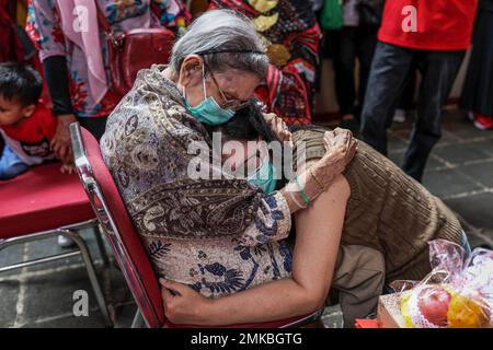 Bogor, Indonésie. 28th janvier 2023. Une femme hante son enfant avant le festival Cap Go meh, marquant la fin des célébrations du nouvel an lunaire chinois au temple de Dhanagun. Alors que les célébrations se terminent, les Indonésiens chinois enseignent aux enfants de laver les pieds de leur mère pour exprimer leur gratitude. ''les pieds des parents de lavage'' est une tradition chinoise depuis des milliers d'années. C'est pour respecter la diversité dans la façon dont les autres célèbrent (fête des mères). (Photo de Garry Lotulung/SOPA Images/Sipa USA) crédit: SIPA USA/Alay Live News Banque D'Images