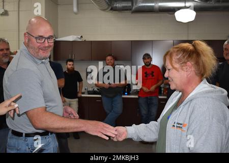 Jay Carr, adjoint au commandant du Commandement des munitions interarmées, a récemment reconnu plusieurs membres de l'effectif de l'Armée de la grue. Les employés ont été reconnus pour leurs réalisations et leurs contributions dans leurs efforts visant à aider l'ACAA à continuer de soutenir l'armée américaine et ses combattants. Banque D'Images