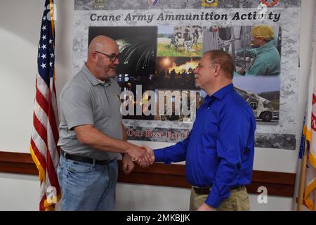 Jay Carr, adjoint au commandant du Commandement des munitions interarmées, a récemment reconnu plusieurs membres de l'effectif de l'Armée de la grue. Les employés ont été reconnus pour leurs réalisations et leurs contributions dans leurs efforts visant à aider l'ACAA à continuer de soutenir l'armée américaine et ses combattants. Banque D'Images