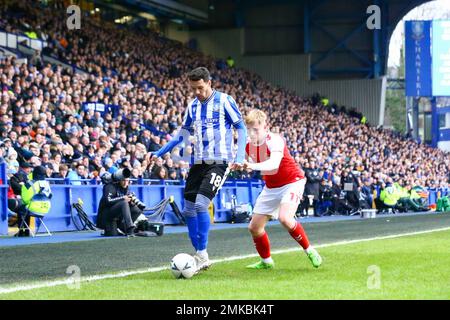 Hillsborough Stadium, Sheffield, Angleterre - 28th janvier 2023 Marvin Johnson (18) de Sheffield mercredi pare le ballon de Paddy Lane (11) de Fleetwood Town - pendant le match Sheffield mercredi v Fleetwood Town, Emirates FA Cup, 2022/23, Hillsborough Stadium, Sheffield, Angleterre - 28th janvier 2023 crédit: Arthur Haigh/WhiteRosePhotos/Alay Live News Banque D'Images