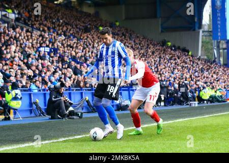 Hillsborough Stadium, Sheffield, Angleterre - 28th janvier 2023 Marvin Johnson (18) de Sheffield mercredi pare le ballon de Paddy Lane (11) de Fleetwood Town - pendant le match Sheffield mercredi v Fleetwood Town, Emirates FA Cup, 2022/23, Hillsborough Stadium, Sheffield, Angleterre - 28th janvier 2023 crédit: Arthur Haigh/WhiteRosePhotos/Alay Live News Banque D'Images