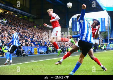 Hillsborough Stadium, Sheffield, Angleterre - 28th janvier 2023 Akin Famecho (15) de Sheffield mercredi libère le ballon de Paddy Lane (11) et Promise Omochree (20) de Fleetwood Town - pendant le match Sheffield mercredi contre Fleetwood Town, Emirates FA Cup, 2022/23, Hillsborough Stadium, Sheffield, Angleterre - 28th janvier 2023 crédit: Arthur Haigh/WhiteRosePhotos/Alay Live News Banque D'Images