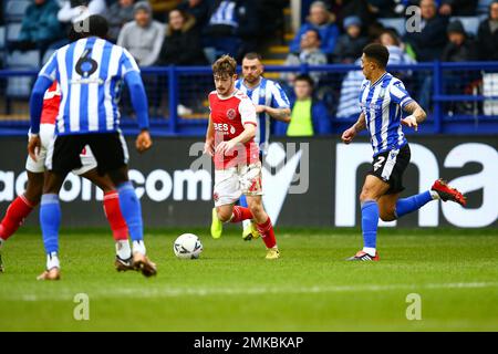 Hillsborough Stadium, Sheffield, Angleterre - 28th janvier 2023 Cian Hayes (21) de Fleetwood Town s'éloigne de Liam Palmer (2) de Sheffield mercredi - pendant le match Sheffield mercredi contre Fleetwood Town, Emirates FA Cup, 2022/23, Hillsborough Stadium, Sheffield, Angleterre - 28th janvier 2023 crédit: Arthur Haigh/WhiteRosePhotos/Alay Live News Banque D'Images