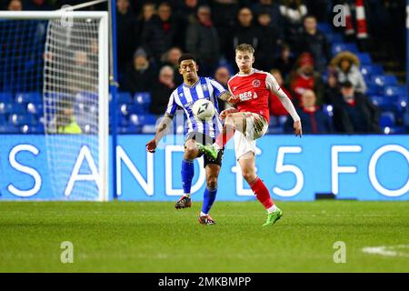 Hillsborough Stadium, Sheffield, Angleterre - 28th janvier 2023 Paddy Lane (11) de Fleetwood Town et Liam Palmer (2) de Sheffield Wednesday Battle for the ball - pendant le match Sheffield Wednesday v Fleetwood Town, Emirates FA Cup, 2022/23, Hillsborough Stadium, Sheffield, Angleterre - 28th janvier 2023 crédit: Arthur Haigh/WhiteRosePhotos/Alay Live News Banque D'Images