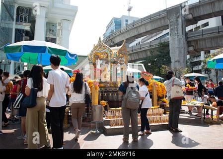 Bangkok, Thaïlande. 28th janvier 2023. Les pèlerins thaïlandais et les étrangers rendent hommage et prient au sanctuaire d'Erawan, à l'intersection de Ratchaprasong, à Bangkok, en Thaïlande, sur 28 janvier 2023. (Photo de Teera Noisakran/Pacific Press) Credit: Pacific Press Media production Corp./Alay Live News Banque D'Images