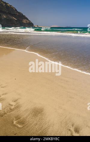 La plage d'Orzola, Lanzarote près des falaises de Punta Fariones. Banque D'Images