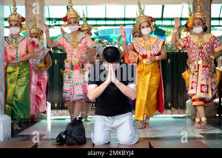 Bangkok, Thaïlande. 28th janvier 2023. Un homme(C) doit respecter et prier au sanctuaire d'Erawan, à l'intersection de Ratchaprasong à Bangkok, en Thaïlande, sur 28 janvier 2023. (Photo de Teera Noisakran/Pacific Press) Credit: Pacific Press Media production Corp./Alay Live News Banque D'Images