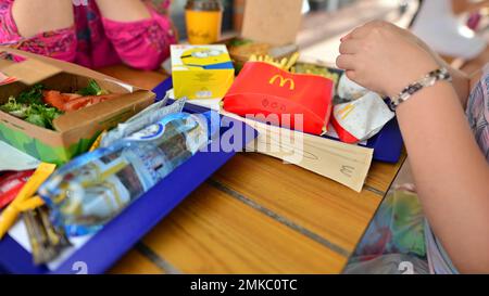 Police, Pologne. 15 août 2022. Les jeunes femmes avec de la nourriture servie sur un plateau dans un restaurant McDonald's. Banque D'Images