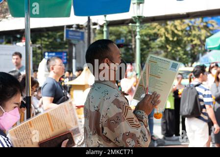 Bangkok, Bangkok, Thaïlande. 28th janvier 2023. Les pèlerins thaïlandais et les étrangers rendent hommage et prient au sanctuaire d'Erawan, à l'intersection de Ratchaprasong, à Bangkok, en Thaïlande, sur 28 janvier 2023. (Credit image: © Teera Noisakran/Pacific Press via ZUMA Press Wire) USAGE ÉDITORIAL SEULEMENT! Non destiné À un usage commercial ! Banque D'Images