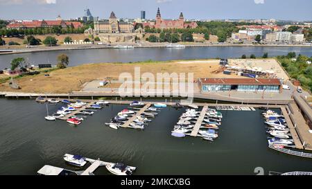 Szczecin, Pologne. 17 août 2022. Vue aérienne sur la ville de Szczecin, le port et la rive de l'Odra Banque D'Images