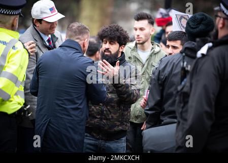 Londres, Royaume-Uni. 28th janvier 2023. Tom Jones, ministre britannique de la Défense, discute avec des manifestants qui se sont rassemblés devant l'ambassade de Suède à Londres contre l'incendie du Coran en Suède. Le haut représentant de l’Alliance des civilisations des Nations Unies a condamné l’incendie du Saint livre musulman par un politicien d’extrême-droite suédois-danois comme un « acte vile ». Rasmus Paludan, dirigeant du parti politique d'extrême-droite danois, Hard Line, a effectué le coup de grâce devant l'ambassade turque en Suède, sous la protection de la police locale, le vendredi 27 janvier 2023. Crédit : SOPA Images Limited/Alamy Live News Banque D'Images