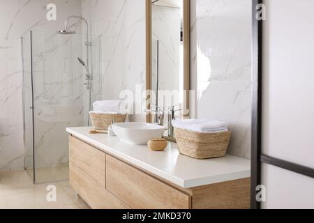 Grand miroir et lavabo dans la salle de bains Banque D'Images