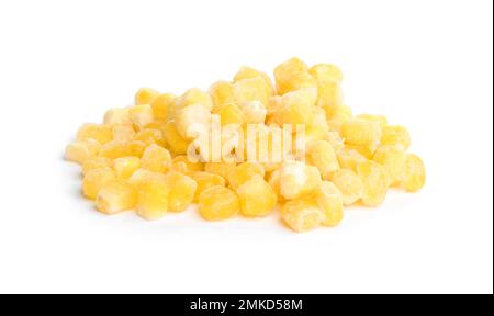 Pile de maïs congelé isolée sur blanc. Préservation des légumes Banque D'Images