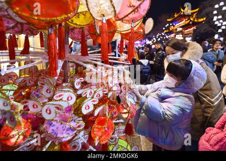 NANJING, CHINE - 28 JANVIER 2023 - les touristes choisissent des lanternes pour l'année du lapin à l'endroit pittoresque du Temple de Confucius à Nanjing, dans le J de Chine orientale Banque D'Images