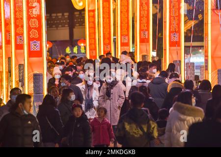 NANJING, CHINE - le 28 JANVIER 2023 - les touristes visitent le temple de Confucius à Nanjing, dans la province de Jiangsu en Chine orientale, le 28 janvier 2023. Selon la section préliminaire Banque D'Images