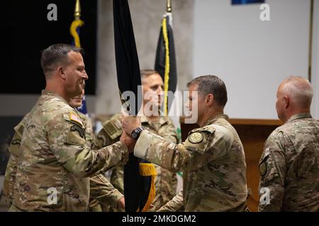 Le général de l'armée américaine Michael E. Kurilla, commandant du Commandement central des États-Unis, reçoit les couleurs de l'unité du Major général John W. Brennan, alors commandant général de la Force opérationnelle interarmées combinée – opération inhérente Resolve, lors d'une cérémonie de transfert d'autorité à Bagdad, en Irak, le 8 septembre 2022. Brennan a abandonné le commandement du général Matthew McFarlane. Banque D'Images