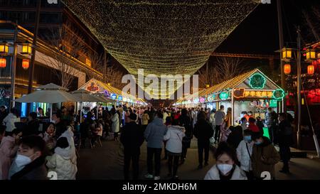 XI'AN, CHINE - le 28 JANVIER 2023 - les touristes visitent la ville qui ne dort jamais dans la dynastie Tang à Xi 'an, province de Shaanxi dans le nord-ouest de la Chine, janvier 28, Banque D'Images