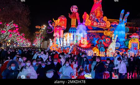 XI'AN, CHINE - le 28 JANVIER 2023 - les touristes visitent la ville qui ne dort jamais dans la dynastie Tang à Xi 'an, province de Shaanxi dans le nord-ouest de la Chine, janvier 28, Banque D'Images