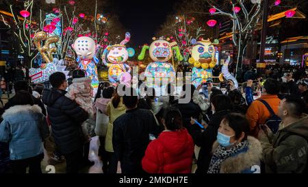 XI'AN, CHINE - le 28 JANVIER 2023 - les touristes visitent la ville qui ne dort jamais dans la dynastie Tang à Xi 'an, province de Shaanxi dans le nord-ouest de la Chine, janvier 28, Banque D'Images