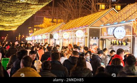 XI'AN, CHINE - le 28 JANVIER 2023 - les touristes visitent la ville qui ne dort jamais dans la dynastie Tang à Xi 'an, province de Shaanxi dans le nord-ouest de la Chine, janvier 28, Banque D'Images