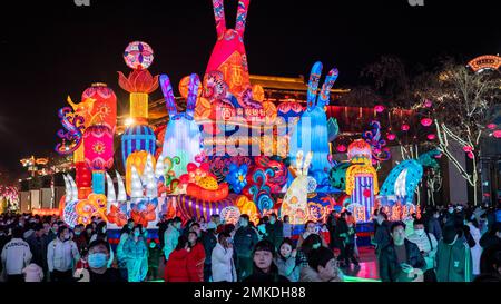 XI'AN, CHINE - le 28 JANVIER 2023 - les touristes visitent la ville qui ne dort jamais dans la dynastie Tang à Xi 'an, province de Shaanxi dans le nord-ouest de la Chine, janvier 28, Banque D'Images