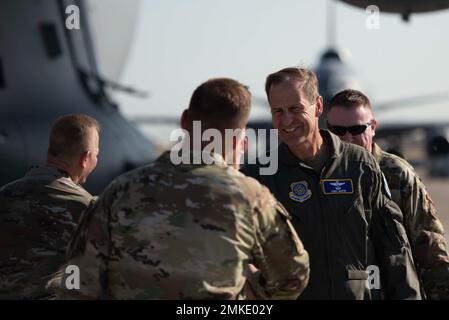 Le général de division Corey Martin, commandant de la Force aérienne 18th, à droite, se met entre les mains du Sgt. Keith Scott, chef de commandement de la Force aérienne 60th, lors d'une visite à la base aérienne de Travis, en Californie, le 8 septembre 2022. Martin et le Sgt. Principal, Chad Bickley, chef de commandement de la 18th AF, ont visité des unités pour rencontrer des aviateurs qui contribuaient à la mission de mobilité. Banque D'Images