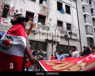 Lima, Pérou. 28th janvier 2023. Une délégation de Cuzco manifestant lorsque des artistes rejoignent les manifestations et descendent dans la rue avec des milliers de manifestants pour demander la démission du président Dina Boluarte. Depuis que Boluarte a pris la présidence de 7 décembre, les manifestations ne se sont pas interrompues dans tout le pays. Credit: Agence de presse Fotoholica/Alamy Live News Banque D'Images