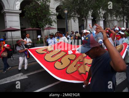 Lima, Pérou. 28th janvier 2023. Une délégation de Cuzco manifestant lorsque des artistes rejoignent les manifestations et descendent dans la rue avec des milliers de manifestants pour demander la démission du président Dina Boluarte. Depuis que Boluarte a pris la présidence de 7 décembre, les manifestations ne se sont pas interrompues dans tout le pays. Credit: Agence de presse Fotoholica/Alamy Live News Banque D'Images