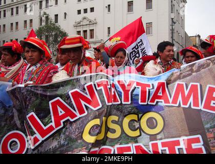 Lima, Pérou. 28th janvier 2023. Une délégation de Cuzco manifestant lorsque des artistes rejoignent les manifestations et descendent dans la rue avec des milliers de manifestants pour demander la démission du président Dina Boluarte. Depuis que Boluarte a pris la présidence de 7 décembre, les manifestations ne se sont pas interrompues dans tout le pays. Credit: Agence de presse Fotoholica/Alamy Live News Banque D'Images