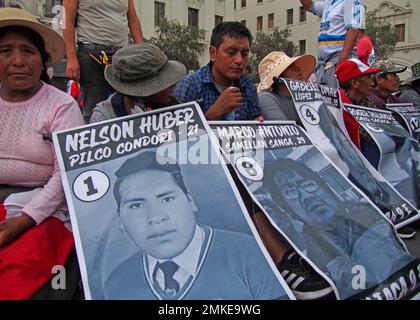 Lima, Pérou. 28th janvier 2023. Les gens portent des bannières avec des portraits de ceux qui ont été tués dans les manifestations lorsque des artistes rejoignent les manifestations et descendent dans la rue avec des milliers de manifestants pour demander la démission du président Dina Boluarte. Depuis que Boluarte a pris la présidence de 7 décembre, les manifestations ne se sont pas interrompues dans tout le pays. Credit: Agence de presse Fotoholica/Alamy Live News Banque D'Images