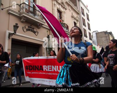 Lima, Pérou. 28th janvier 2023. La « démission » peut être lue sur une bannière lorsque des artistes rejoignent les manifestations et descendent dans la rue avec des milliers de manifestants pour demander la démission du président Dina Boluarte. Depuis que Boluarte a pris la présidence de 7 décembre, les manifestations ne se sont pas interrompues dans tout le pays. Credit: Agence de presse Fotoholica/Alamy Live News Banque D'Images