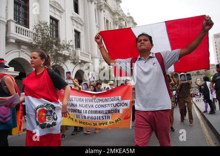 Lima, Pérou. 28th janvier 2023. Des artistes rejoignent les manifestations et descendent dans la rue avec des milliers de manifestants pour demander la démission du président Dina Boluarte. Depuis que Boluarte a pris la présidence de 7 décembre, les manifestations ne se sont pas interrompues dans tout le pays. Credit: Agence de presse Fotoholica/Alamy Live News Banque D'Images