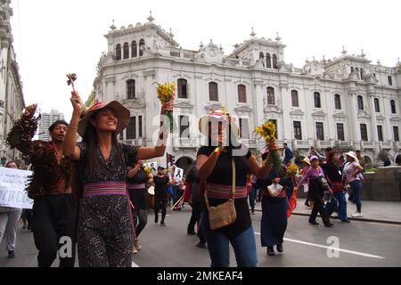 Lima, Pérou. 28th janvier 2023. Des artistes rejoignent les manifestations et descendent dans la rue avec des milliers de manifestants pour demander la démission du président Dina Boluarte. Depuis que Boluarte a pris la présidence de 7 décembre, les manifestations ne se sont pas interrompues dans tout le pays. Credit: Agence de presse Fotoholica/Alamy Live News Banque D'Images