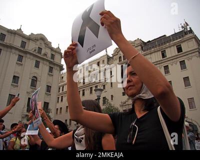 Lima, Pérou. 28th janvier 2023. Una mujer que lleva una cinta negra cuando artistes se joignent aux manifestations et se rendre dans les rues avec des milliers de manifestants pour demander la démission du président Dina Boluarte. Depuis que Boluarte a pris la présidence de 7 décembre, les manifestations ne se sont pas interrompues dans tout le pays. Credit: Agence de presse Fotoholica/Alamy Live News Banque D'Images