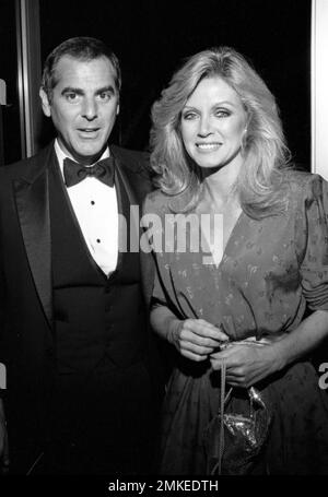 Donna Mills et le producteur Joel Dean au Filmex hommage à Elizabeth Taylor au Music Center de Los Angeles, Californie sur 8 novembre 1981. Crédit: Ralph Dominguez/MediaPunch Banque D'Images