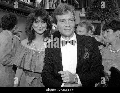 Anthony Andrews avec Holly Palance à la première d'Annie au Mann's Chinese Theatre 19 mai 1982. Crédit: Ralph Dominguez/MediaPunch Banque D'Images