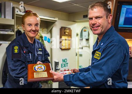 220908-N-GF955-1131 MER BALTIQUE (SEPT 8, 2022) U.S. Navy Cmdr. Aaron Arky, à droite, commandant du destroyer de missiles guidés de la classe Arleigh Burke USS Paul Ignatius (DDG 117), échange des cadeaux avec un marin de la Marine suédoise lors d'une visite du navire, le 8 septembre 2022. Paul Ignatius fait partie du Kearsarge Amphiobie Ready Group et a embarqué 22nd Marine Expeditionary Unit, sous le commandement et le contrôle de Task Force 61/2, dans un déploiement prévu dans la zone des opérations de la Marine américaine Europe, employée par la U.S. Sixth Fleet pour défendre les intérêts américains, alliés et partenaires. Banque D'Images