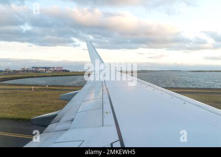 Vue sur une aile d'avion d'atterrissage depuis un siège fenêtre Banque D'Images