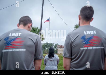 Les soldats de la Brigade d'infanterie de fort Jackson de 165th se tiennent dans un moment de silence pendant neuf minutes et 11 secondes après qu'un drapeau a flotté au World Trade Center pendant les opérations de rétablissement a été levé en souvenir de 9/11. La brigade a passé le 8 septembre à Patton Field à mener des événements d'endurance pour se souvenir et honorer ceux qui ont péri pendant l'attaque. Banque D'Images