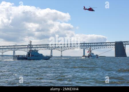 Le rasoir de garde côtière de 87 mètres, un bateau de patrouille côtière à Portsmouth, en Virginie, Et un hélicoptère MH-65 Dolphin de la station aérienne de la Garde côtière d'Atlantic City escorte un navire de la marine uruguayenne qui transite vers le pont de la baie à Annapolis, Maryland, 8 septembre 2022, pour commencer un transit de plus de deux mois vers l'Uruguay. La Division de transition des coupeurs (CTD) du Centre de logistique de l’acquisition de surface (CALC) a supervisé la réparation de trois patrouilleurs côtiers de la Garde côtière américaine désaffectés (les anciens Albacore, Cochito et Gannet) au triage de la Garde côtière et a effectué le r Banque D'Images