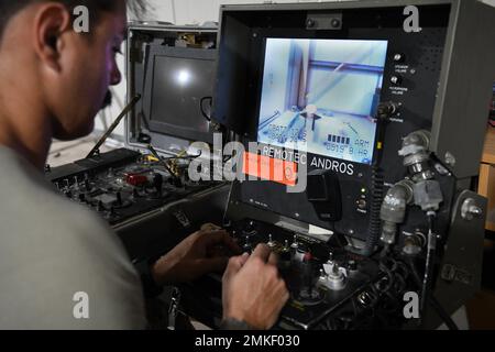 Sergent d'état-major Raul “Adrian” Ayala, un technicien d’élimination d’engins explosifs affecté au Squadron de l’Ingénieur civil expéditionnaire 380th, contrôle à distance un robot Andros F6 via un parcours d’obstacles 8 septembre 2022, à la base aérienne Al Dhafra, aux Émirats arabes Unis. Bien que les autres défis soient linéaires, le cours sur les obstacles a demandé aux techniciens de l'EOD de cerner les problèmes et de déterminer les solutions en équipe, composée d'un opérateur et d'un observateur. Banque D'Images