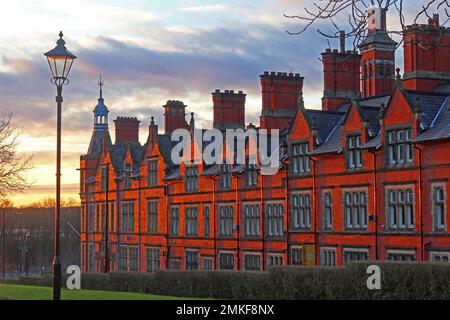 Coucher de soleil en soirée derrière l'ancien tribunal de comté et le bureau des recettes intérieures 1887, les anciens tribunaux, Crawford Street, Wigan, Lancashire, ANGLETERRE, ROYAUME-UNI, WN1 1NA Banque D'Images