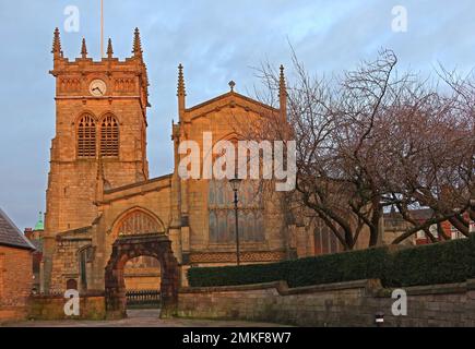 Église paroissiale All Saints, Bishopgate, coucher de soleil dans la soirée, Wigan, lancashire, Angleterre, Royaume-Uni, WN1 1NL Banque D'Images