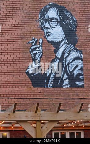 Homme et chanteur du front de la pâte, Jarvis Cocker, sur le côté de Fat Cat, 23 Alma St, Kelham Island, Sheffield, South Yorkshire, ANGLETERRE, ROYAUME-UNI, S3 8SA Banque D'Images