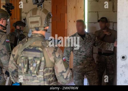 Des bérets verts affectés au 10th Groupe des forces spéciales (Airborne) (10th SFG(A)) ont mené une formation sur les procédures d'entrée de combat des quartiers étroits avec la Brigade polonaise des 1st Forces de défense territoriales (TDF) près de Bialystok, en Pologne, du 6 au 10 septembre 2022. Il s'agissait de la première des nombreuses itérations d'entraînement entre le polonais 1st TDF et le 10th SFG(A) et a permis aux soldats d'améliorer leurs compétences tactiques liées à des combats de quartier et d'augmenter la létalité globale. Banque D'Images