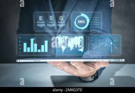 Les hommes d'affaires utilisent une tablette pour analyser la technologie environnementale et approcher les ESG durables mondiales par l'énergie propre et l'énergie. ESG environnement social Banque D'Images