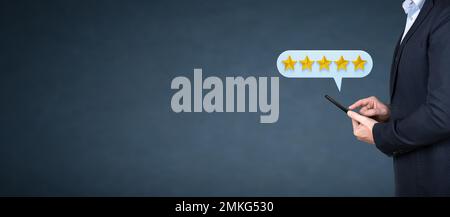 5 étoiles. Client homme d'affaires qui a obtenu cinq étoiles sur son téléphone portable. Examen, évaluation du service, satisfaction, expérience du service client et feedba Banque D'Images