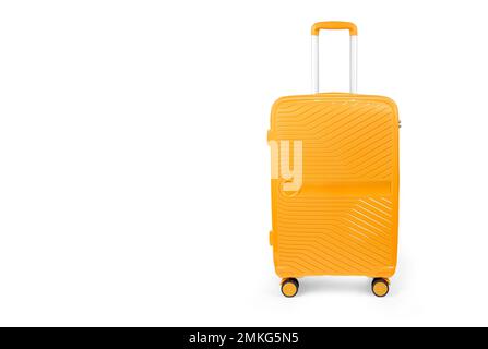 Valise de voyage en plastique jaune avec fermeture à glissière, poignée et verrou sur fond blanc isolé. gros plan, vue de face, grande valise à bagages en plastique, porte-bagages Banque D'Images